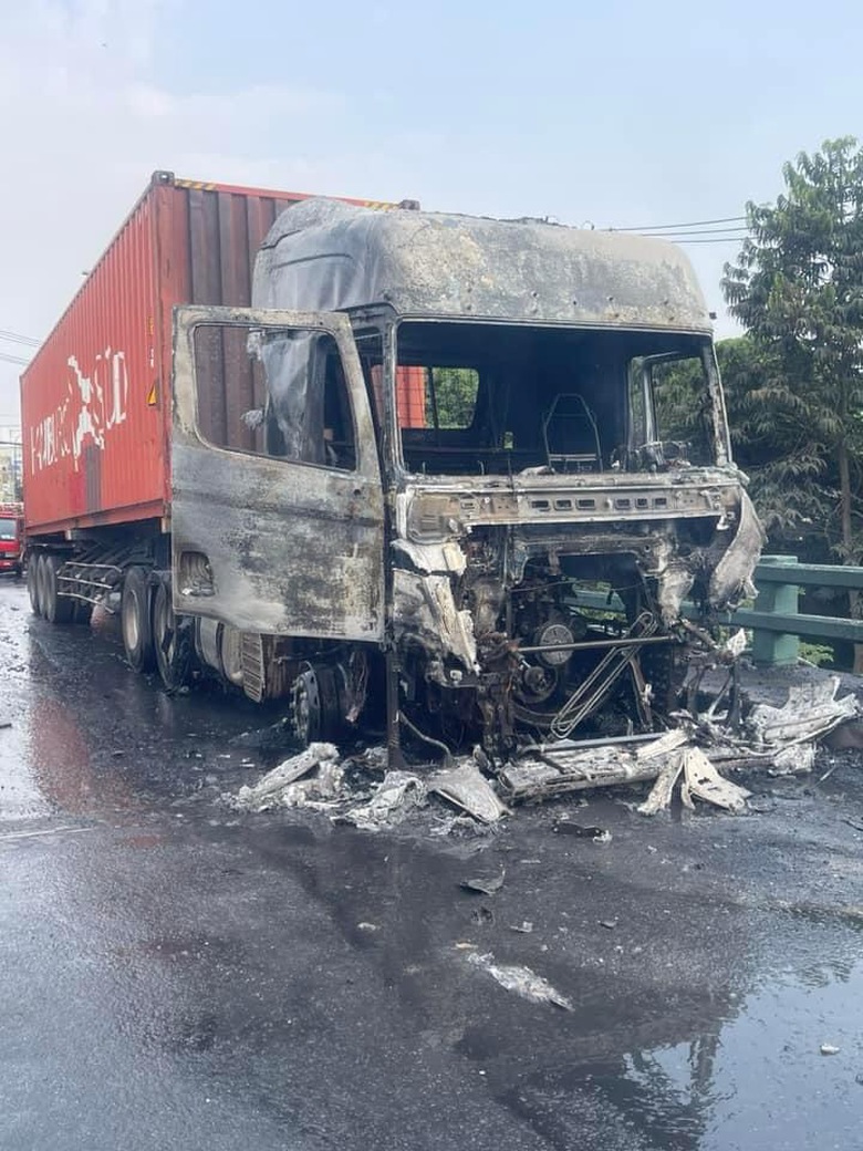 TP.HCM: Xe container đang chạy tr&ecirc;n đường ph&aacute;t nổ, bốc ch&aacute;y trơ khung- Ảnh 2.