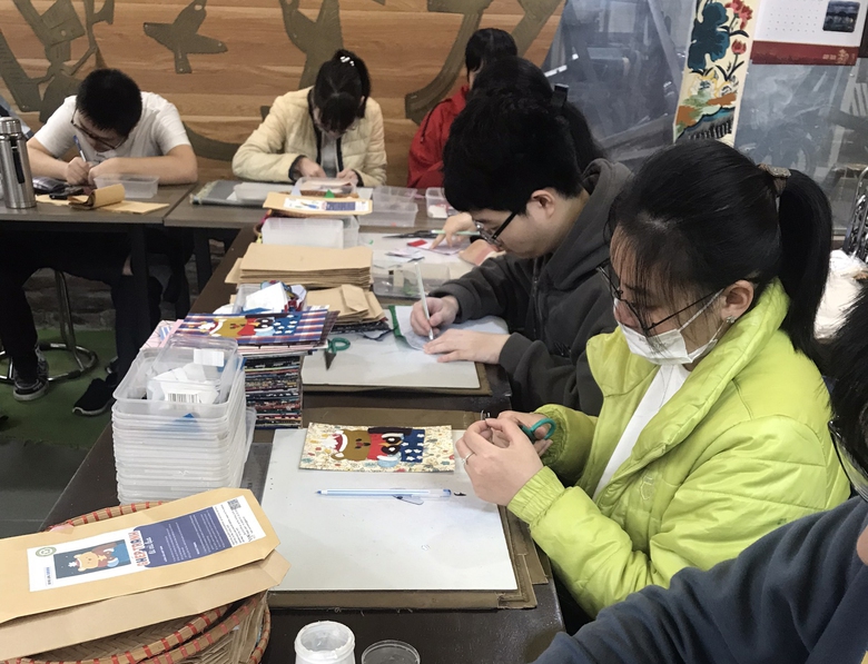 Người khuyết tật kiếm tiền tỷ nhờ&nbsp;&ldquo;hồi sinh&rdquo; vải vụn- Ảnh 3.