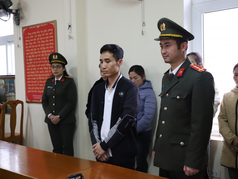 Khởi tố gi&aacute;m đốc c&ocirc;ng ty du lịch đưa 30 người vượt bi&ecirc;n theo đường biển - Ảnh 1.