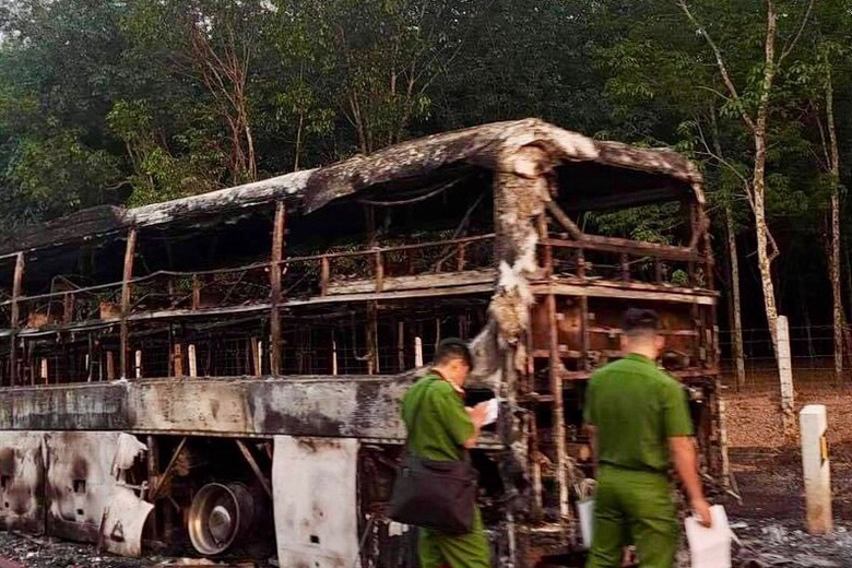 Xe kh&aacute;ch ch&aacute;y rụi, trơ khung l&uacute;c rạng s&aacute;ng tr&ecirc;n cao tốc Phan Thiết - Dầu Gi&acirc;y- Ảnh 2.