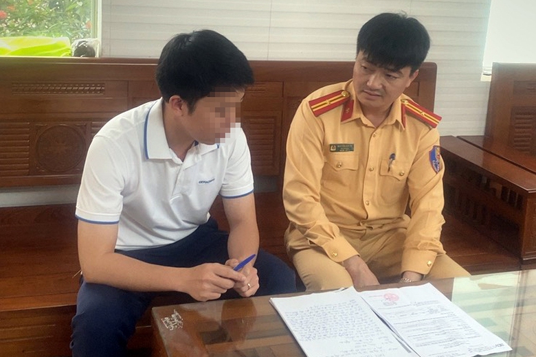 T&agrave;i xế vượt liều mạng tr&ecirc;n cao tốc Cam Lộ-La Sơn "qu&aacute; hoảng sợ phải dừng xe trấn tĩnh"- Ảnh 1.