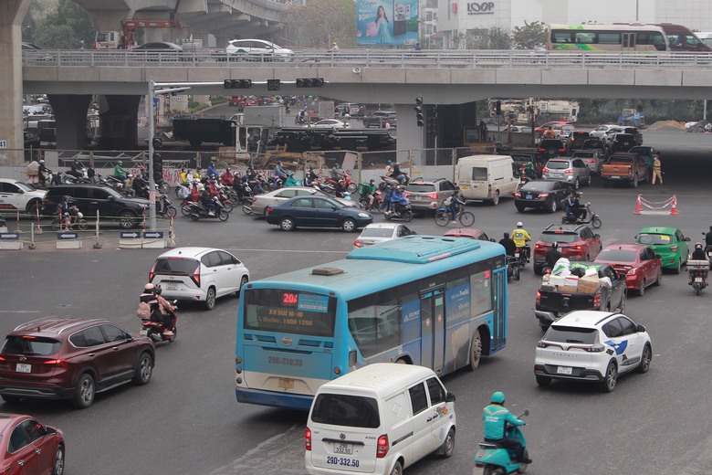 Xe m&aacute;y chạy nườm nượp tr&ecirc;n cầu vượt Mai Dịch bất chấp lệnh cấm- Ảnh 9.
