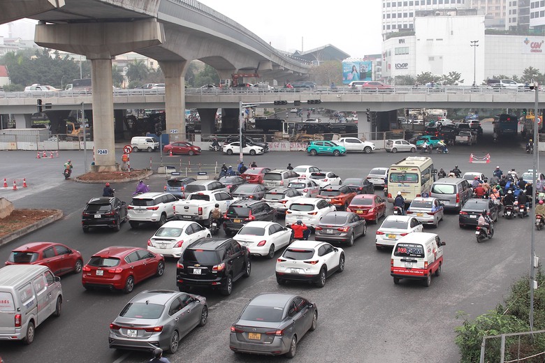 Xe m&aacute;y chạy nườm nượp tr&ecirc;n cầu vượt Mai Dịch bất chấp lệnh cấm- Ảnh 2.