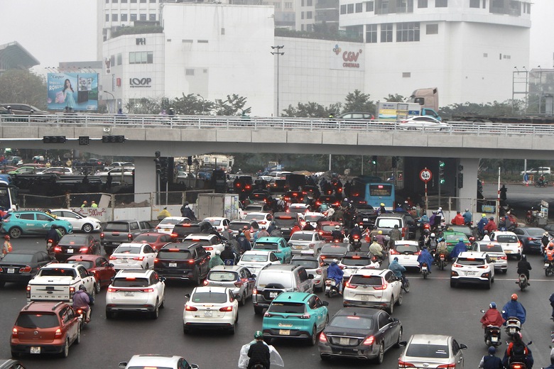 Xe m&aacute;y chạy nườm nượp tr&ecirc;n cầu vượt Mai Dịch bất chấp lệnh cấm- Ảnh 1.