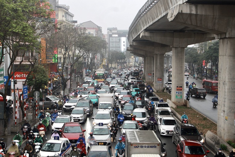 Xe m&aacute;y chạy nườm nượp tr&ecirc;n cầu vượt Mai Dịch bất chấp lệnh cấm- Ảnh 3.