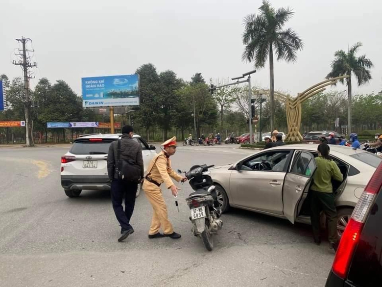 C&aacute;n bộ hải quan cầm mũ bảo hiểm đập k&iacute;nh xe &ocirc; t&ocirc; mong được tha thứ- Ảnh 1.