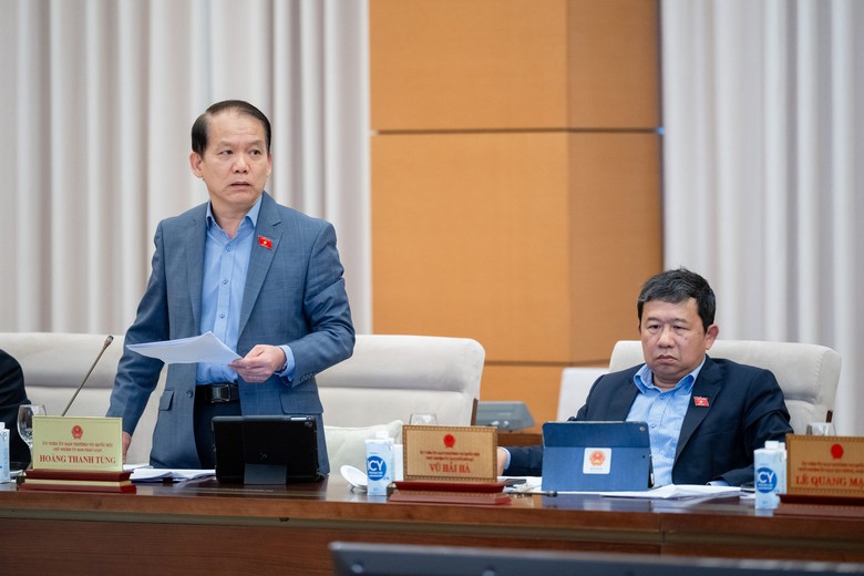 Ủy ban Thường vụ Quốc hội cho &yacute; kiến ho&agrave;n thiện dự thảo Luật Đường bộ- Ảnh 1.