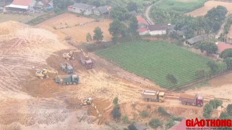 Ph&uacute; Thọ: D&acirc;n bức x&uacute;c v&igrave; xe chở đất g&acirc;y bụi bẩn, mất ATGT- Ảnh 4.