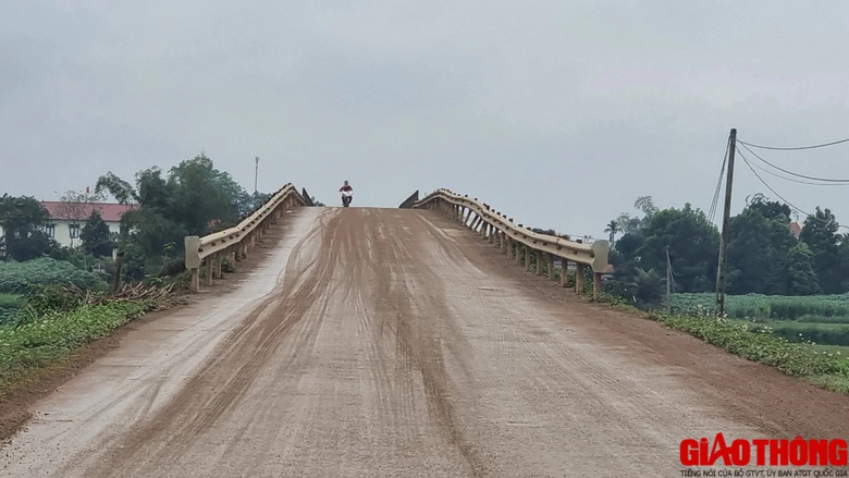 Ph&uacute; Thọ: D&acirc;n bức x&uacute;c v&igrave; xe chở đất g&acirc;y bụi bẩn, mất ATGT- Ảnh 2.