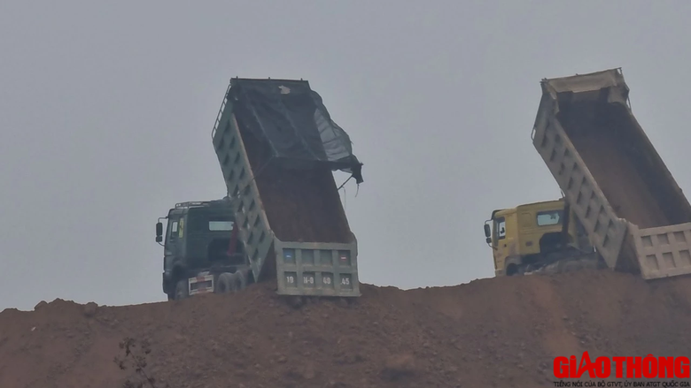 Ph&uacute; Thọ: D&acirc;n bức x&uacute;c v&igrave; xe chở đất g&acirc;y bụi bẩn, mất ATGT- Ảnh 9.