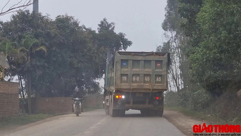 Ph&uacute; Thọ: D&acirc;n bức x&uacute;c v&igrave; xe chở đất g&acirc;y bụi bẩn, mất ATGT- Ảnh 7.