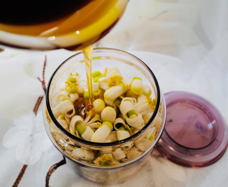 Loại hoa ng&aacute;t hương vườn qu&ecirc;, đem ng&acirc;m mật ong th&agrave;nh 