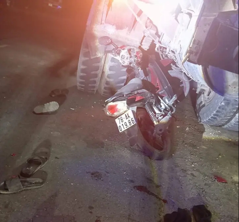 T&ocirc;ng v&agrave;o đu&ocirc;i xe tải đậu b&ecirc;n đường, nam sinh lớp 12 tử vong- Ảnh 1.