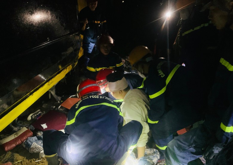 Lật xe kh&aacute;ch tr&ecirc;n quốc lộ 1 qua Quảng Trị, nhiều người bị thương- Ảnh 1.