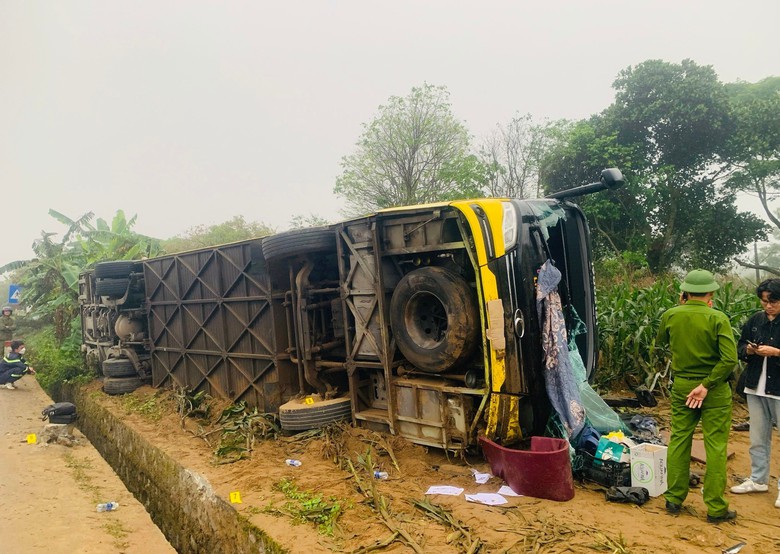 Lật xe kh&aacute;ch tr&ecirc;n quốc lộ 1 qua Quảng Trị, nhiều người bị thương- Ảnh 2.