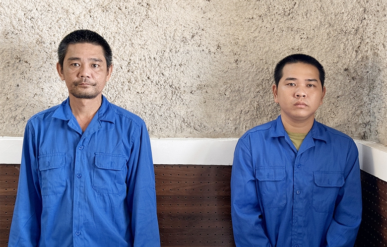 Th&aacute;ch thức ch&eacute;m nhau, cả hai người đ&agrave;n &ocirc;ng c&ugrave;ng bị trọng thương- Ảnh 1.