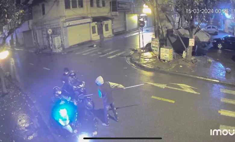 Bắt nh&oacute;m thanh ni&ecirc;n cầm hung kh&iacute; cướp t&agrave;i sản giữa đường phố Thủ đ&ocirc;- Ảnh 1.