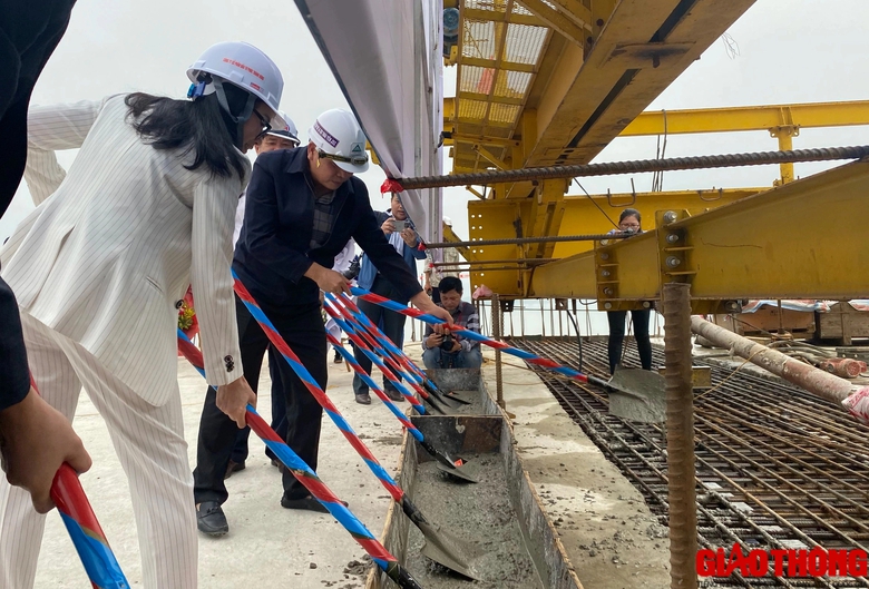 Hợp long cầu vượt s&ocirc;ng d&agrave;i nhất cao tốc Bắc - Nam- Ảnh 3.