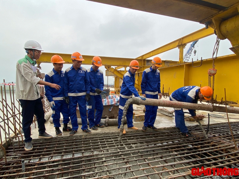 Hợp long cầu vượt s&ocirc;ng d&agrave;i nhất cao tốc Bắc - Nam- Ảnh 5.