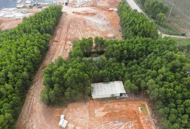 Cao tốc Vạn Ninh - Cam Lộ: Mỏ đất chưa giao, mặt bằng vẫn vướng- Ảnh 6. Cao tốc Vạn Ninh - Cam Lộ: Mỏ đất chưa giao, mặt bằng vẫn vướng- Ảnh 6.