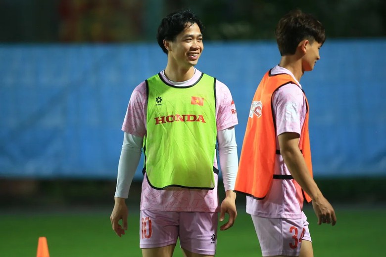 HLV Troussier c&oacute; h&agrave;nh động kh&oacute; hiểu, C&ocirc;ng Phượng bị loại khỏi tuyển Việt Nam?- Ảnh 2.