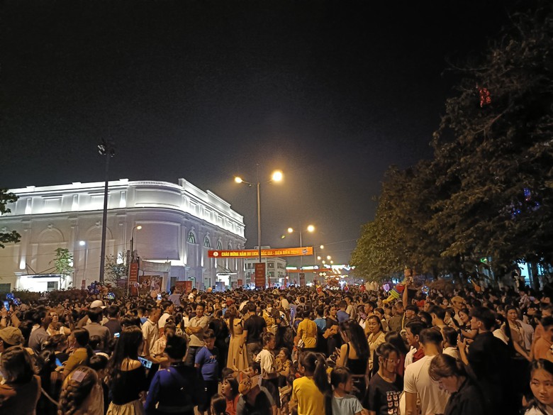 H&agrave;ng ngh&igrave;n người chen ch&acirc;n xem khai mạc lễ hội hoa ban ở Điện Bi&ecirc;n- Ảnh 2.
