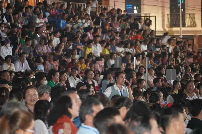 H&agrave;ng ngh&igrave;n người chen ch&acirc;n xem khai mạc lễ hội hoa ban ở Điện Bi&ecirc;n- Ảnh 13.