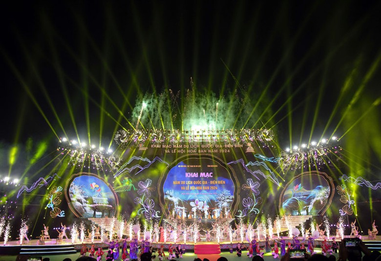 H&agrave;ng ngh&igrave;n người chen ch&acirc;n xem khai mạc lễ hội hoa ban ở Điện Bi&ecirc;n- Ảnh 11.
