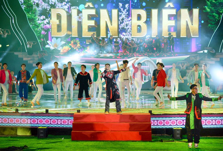 H&agrave;ng ngh&igrave;n người chen ch&acirc;n xem khai mạc lễ hội hoa ban ở Điện Bi&ecirc;n- Ảnh 12.