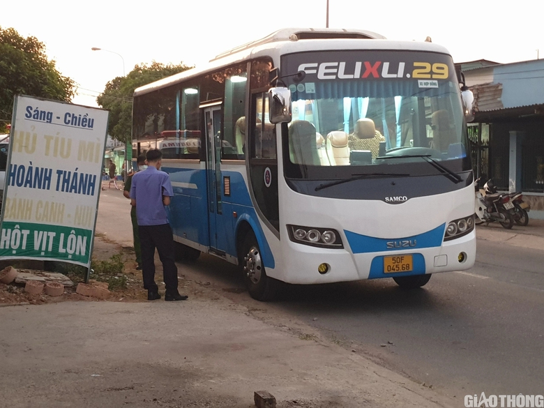 Nam thanh ni&ecirc;n tử vong sau va chạm với xe kh&aacute;ch ở B&igrave;nh Dương- Ảnh 2.