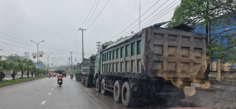 Th&aacute;i Nguy&ecirc;n: Bến thủy tiếp tay vi phạm, xe qu&aacute; tải tung chi&ecirc;u 