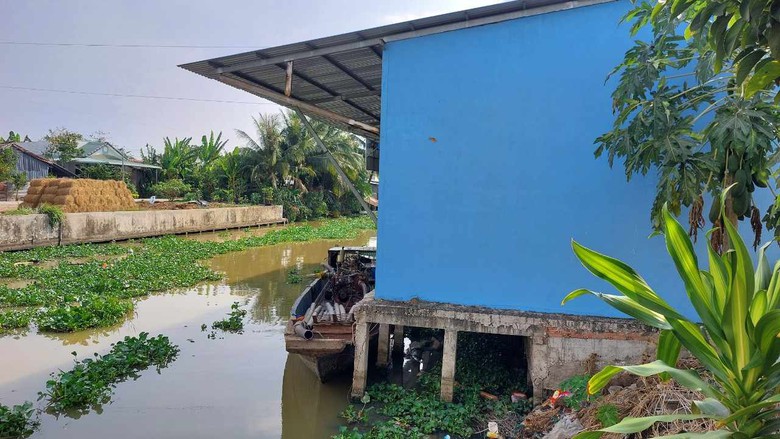 H&agrave;ng chục hộ d&acirc;n v&ocirc; tư x&acirc;y nh&agrave;, chuồng b&ograve; lấn l&ograve;ng k&ecirc;nh ở S&oacute;c Trăng- Ảnh 2.