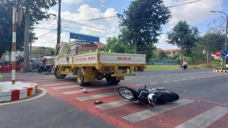 Đi tốc độ nhanh, nam sinh t&ocirc;ng tr&uacute;ng &ocirc; t&ocirc; đang sang đường- Ảnh 1.
