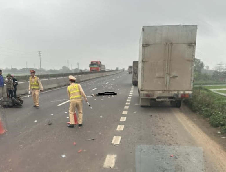 Ng&atilde; xe m&aacute;y tr&ecirc;n đường nối 2 cao tốc ở Hưng Y&ecirc;n, nam thanh ni&ecirc;n tử vong- Ảnh 1.