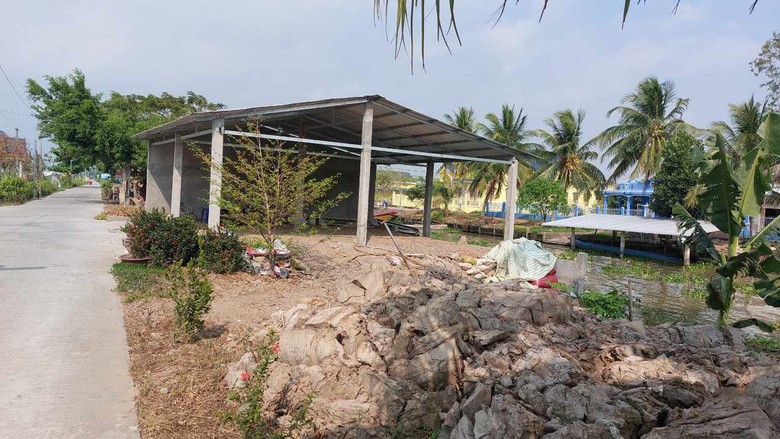 H&agrave;ng chục hộ d&acirc;n v&ocirc; tư x&acirc;y nh&agrave;, chuồng b&ograve; lấn l&ograve;ng k&ecirc;nh ở S&oacute;c Trăng- Ảnh 9.