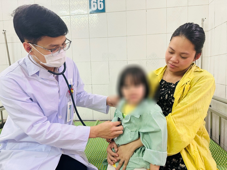 Gia tăng người gi&agrave;, trẻ nhỏ nhập viện v&igrave; thời tiết- Ảnh 1.