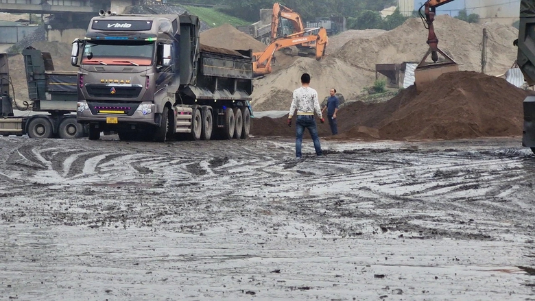 Th&aacute;i Nguy&ecirc;n: Bến thủy tiếp tay vi phạm, xe qu&aacute; tải tung chi&ecirc;u 