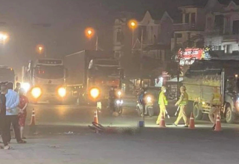 Bị xe đầu k&eacute;o đi ph&iacute;a sau c&aacute;n qua người, b&eacute; trai 11 tuổi tử vong tr&ecirc;n QL1A- Ảnh 1.