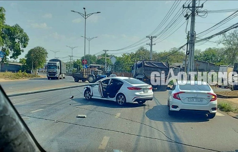 Cột đ&egrave;n xuy&ecirc;n qua xe &ocirc; t&ocirc; 4 chỗ.