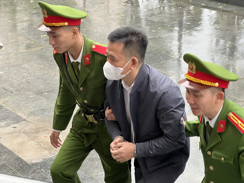&Ocirc;ng chủ T&acirc;n Ho&agrave;ng Minh v&agrave; đồng phạm bị dẫn giải đến t&ograve;a- Ảnh 2.
