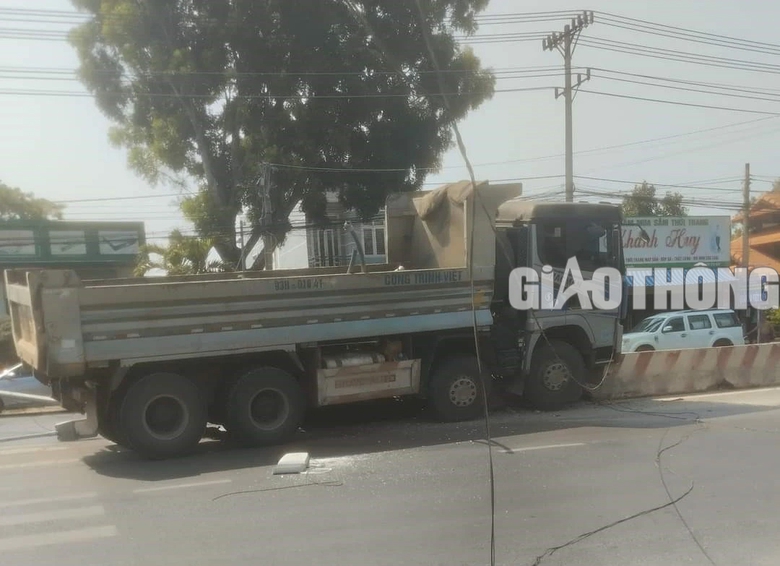 Cột đèn bị xe ben húc đổ, xuyên qua ôtô con khiến tài xế bị thương- Ảnh 1. Cột đèn bị xe ben húc đổ, xuyên qua ôtô con khiến tài xế bị thương- Ảnh 1.