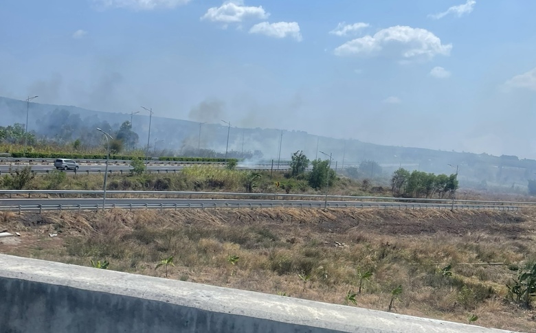 Đốt cỏ g&acirc;y kh&oacute;i m&ugrave; mịt, che khuất tầm nh&igrave;n ở cao tốc TP.HCM - Long Th&agrave;nh - Dầu Gi&acirc;y- Ảnh 1.