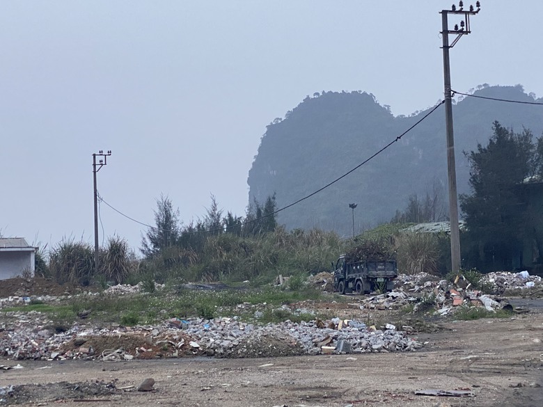 R&aacute;c thải tr&agrave;n ngập ven đường bao biển, nguy cơ &ocirc; nhiễm vịnh Hạ Long, B&aacute;i Tử Long- Ảnh 1.