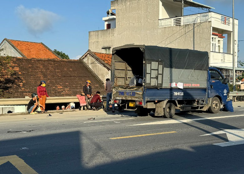 Hiện trường xảy ra vụ tai nạn khiến người đàn ông đi xe máy tử vong tại chỗ. Hiện trường xảy ra vụ tai nạn khiến người đàn ông đi xe máy tử vong tại chỗ.