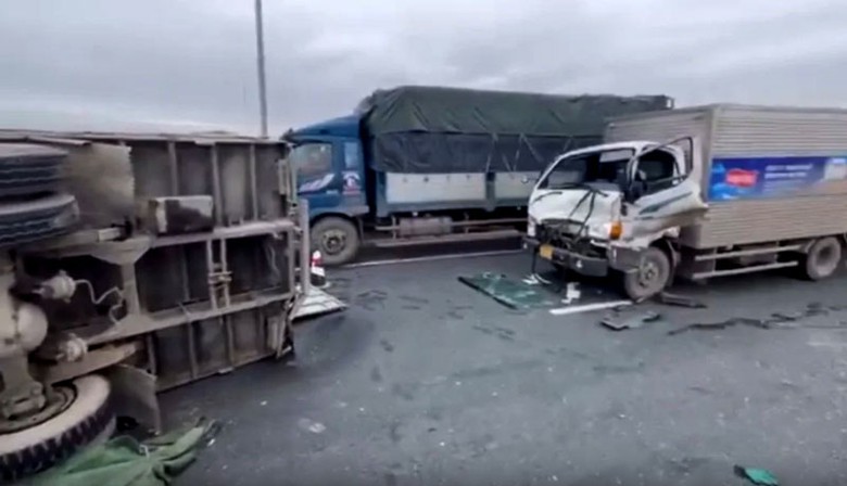 Vụ tai nạn đã khiến 1 xe tải bị lật nghiêng, xe còn lại bẹp rúm phần cabin. Vụ tai nạn đã khiến 1 xe tải bị lật nghiêng, xe còn lại bẹp rúm phần cabin.