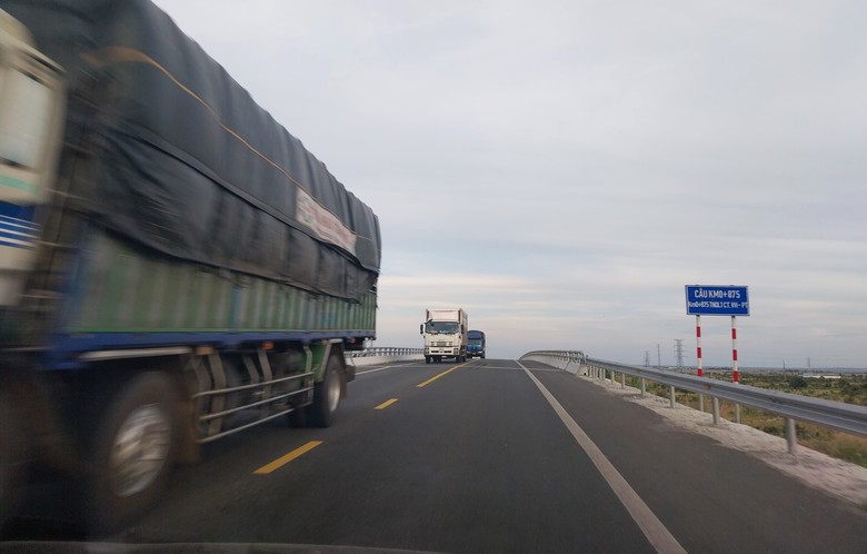 Chủ tịch B&igrave;nh Thuận chỉ đạo xử l&yacute; trạm dừng nghỉ đấu nối tr&aacute;i ph&eacute;p v&agrave;o cao tốc- Ảnh 2.