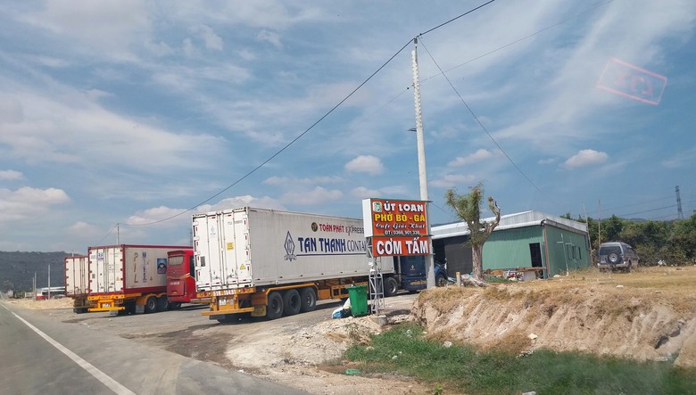 Chủ tịch B&igrave;nh Thuận chỉ đạo xử l&yacute; trạm dừng nghỉ đấu nối tr&aacute;i ph&eacute;p v&agrave;o cao tốc- Ảnh 3.