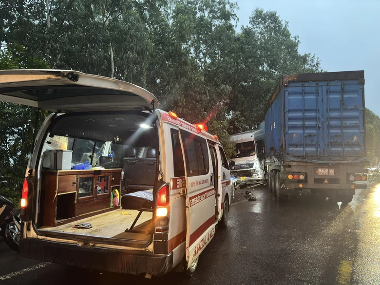 Xe máy va chạm xe đầu kéo, vợ tử vong, chồng đa chấn thương- Ảnh 1. Xe máy va chạm xe đầu kéo, vợ tử vong, chồng đa chấn thương- Ảnh 1.