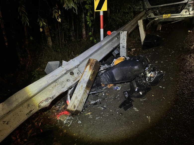 Xe máy va chạm xe đầu kéo, vợ tử vong, chồng đa chấn thương- Ảnh 2. Xe máy va chạm xe đầu kéo, vợ tử vong, chồng đa chấn thương- Ảnh 2.