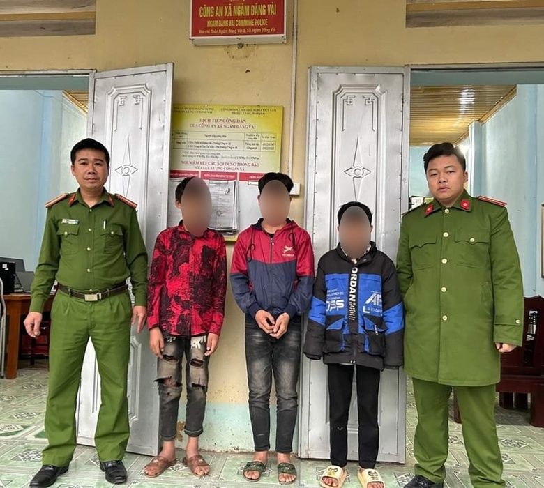 Triệu tập nh&oacute;m học sinh n&eacute;m đ&aacute; xe qua đường ở H&agrave; Giang- Ảnh 1.